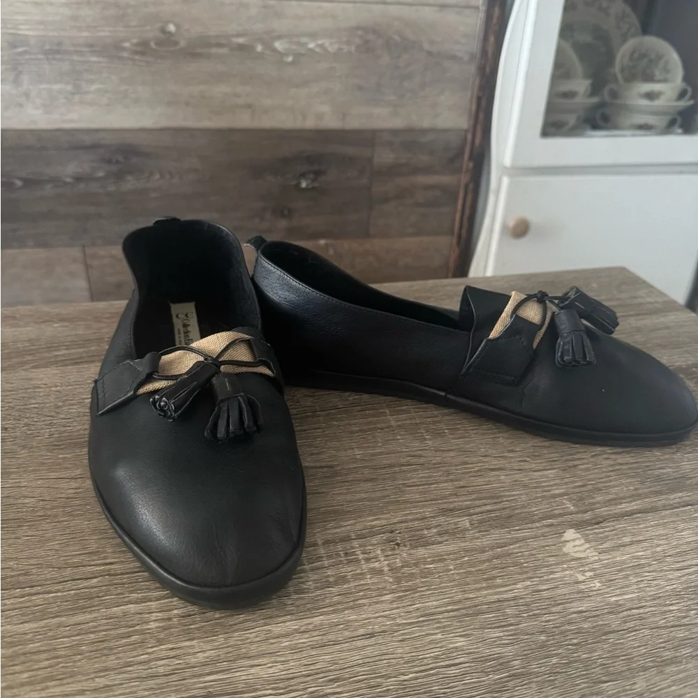 Elegant Black Leather Loafers with Tassels - Picture 4 of 9